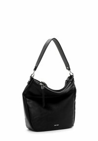Sac hobo en cuir noir avec une seule sangle réglable, fermeture zippée sur le dessus, et un détail logo argenté sur le devant. Texture lisse.