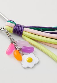 Porte-clés avec des cordons tressés violet, vert, rose et jaune ; matériel en argent ; comprend des bonbons gélifiés multicolores et un charme en forme de fleur avec un œuf.