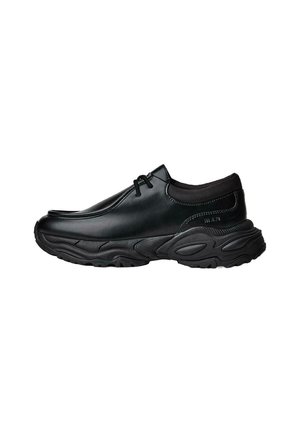 Svarta läder slip-on skor med rund tå och tjock strukturerad gummisula. Har subtila sömmar och elastiska detaljer vid kragen.