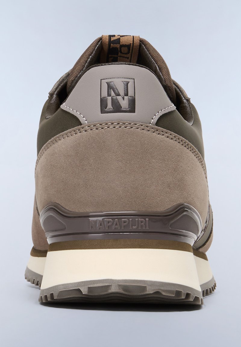 Zapatillas de ante marrón y sintético con un cuello acolchado, suela beige contrastante y detalles de logotipo en relieve en el talón y la parte trasera.