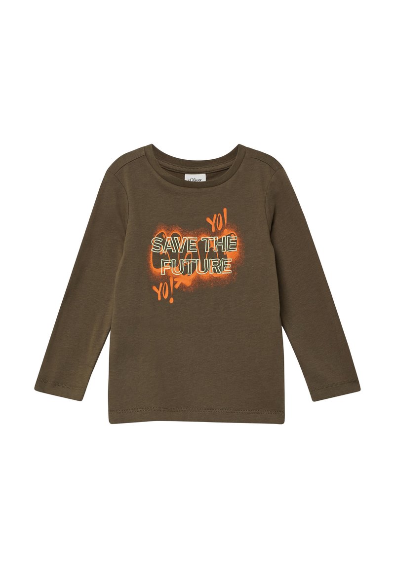 Olivenfarbener T-Shirt mit langen Ärmeln und rundem Halsausschnitt, ausgestattet mit orangen und weißen grafischen Text "SAVE THE FUTURE YO!" und Spritzdesign.