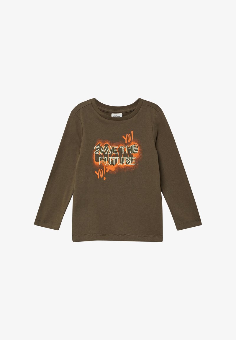 Ilgų rankovių alyvuogių žalia marškinėliai su apvaliomis iškirptėmis, kuriuose yra oranžinė ir balta grafika su tekstu "IŠSAUGOKIME ATEITĮ, YO!" ir dėmių dizainas.