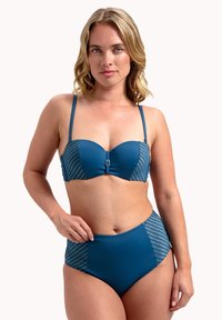 Tyrkysový bikinový set obsahující strukturovaný, polstrovaný bandeau top s předním zapínáním a vysokým pasem spodní díl s pruhovanými detaily a hladkou texturou.