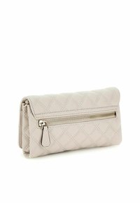 Portefeuille matelassé beige clair avec une poche zippée, quincaillerie dorée et une texture lisse. Forme rectangulaire compacte.