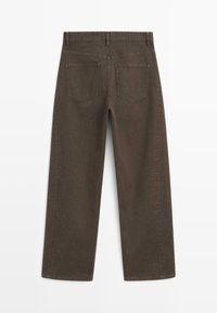 Pantalon marron à jambes droites avec deux poches arrière et passants pour ceinture, présenté à plat vu de dos sur un fond blanc.