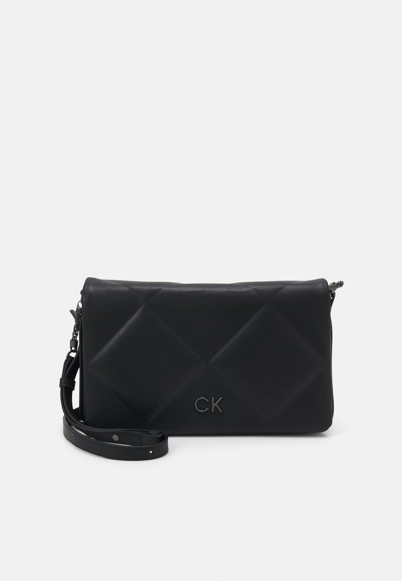 Čierna kožená crossbody taška s prešívaným dizajnom, obsahujúca odnímateľný popruh a embosované logo. Hladká textúra a obdĺžnikový tvar.