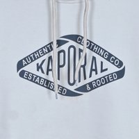 Biała bluza z kapturem z niebieskim nadrukiem graficznym przedstawiającym "KAPORAL" oraz elementy tekstowe w kształcie diamentu. Sznurki są teksturowane z metalowymi końcówkami.
