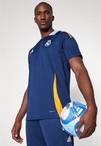adidas Performance REAL MADRID TIRO 24 COMPETITION - Klupska odjeća - team navy blue/crew orange/glow blue