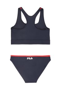 Marineblauwe bikini set met een racerback top en bijpassende onderkant met een rode accent op de tailleband. Fila-logo duidelijk zichtbaar.