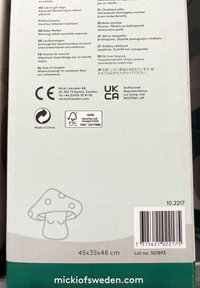 Pakke til trægåvogn til baby. Har en minimalistisk svampeillustration og advarsler på flere sprog. Inkluderer sikkerhedscertifikater og kontaktinformation.