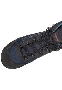 Wanderschuh aus dunkelblauem Textil und Wildleder, mit einem gemusterten Mesh-Obermaterial, metallischen Schnürösen und roten Akzenten im Logo.