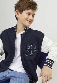 Jack & Jones Junior MIT RUNDHALS GEDRUCKT MINI - Chaquetas bomber - navy blazer