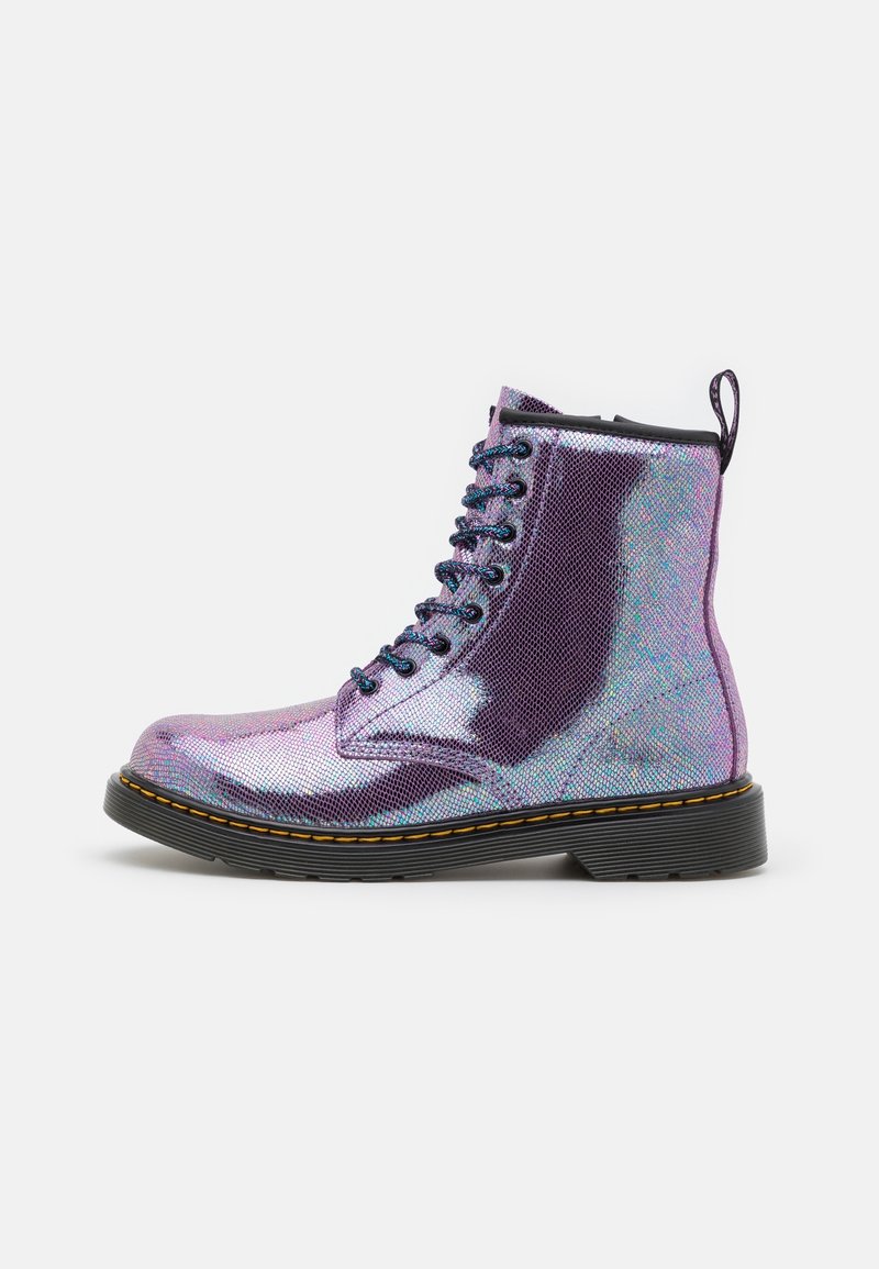 Botas de tobillo con cordones, con un acabado metálico brillante en púrpura y azul, que presentan una suela negra y costuras amarillas en contraste. Superficie texturizada.
