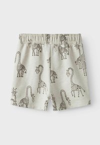 Shorts en coton avec une taille élastique ; gris clair avec des motifs de girafe marron. Présente un design animalier ludique sur l'ensemble.
