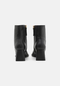 ÁNGEL ALARCÓN Botas clássicas de cano curto - black