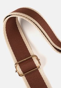 Ceinture en tissu rayée marron et beige avec une boucle rectangulaire en métal doré sur fond blanc.