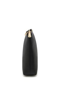 Pochette en cuir noir avec une surface texturée, dotée d'une fermeture éclair en or lisse et d'une tirette, de forme rectangulaire allongée.