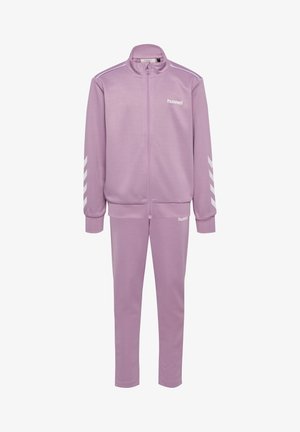 Lyse lilla træningsdragt i glat stof med en lynlåsjakke med hvide detaljer og striber på ærmerne, kombineret med matchende bukser.