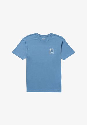 T-shirt en coton bleu avec un col rond, des manches courtes et un petit imprimé graphique sur la poitrine gauche représentant un palmier et des vagues.