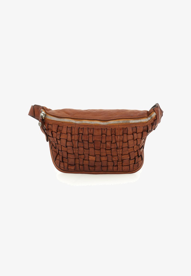 Borsa in pelle marrone a tracolla con motivo intrecciato sul davanti e zip argentata, progettata per un trasporto a mani libere.