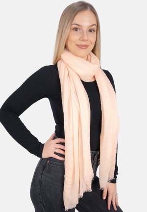 Schal in hellem Pfirsichton, aus weichem, leichtem Stoff; mit fransigen Kanten und einer leicht strukturierten Oberfläche, um den Hals drapiert.