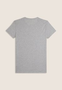 Camiseta gris de manga corta hecha de algodón suave. Presenta un cuello redondo y una textura lisa y uniforme. Sin patrones ni detalles visibles.