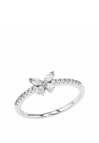 Anello d'argento con un grappolo a forma di farfalla di pietre chiare a taglio marquise e a goccia, band parzialmente incastonata con piccole pietre rotonde.