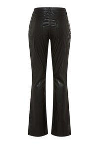 Pantalons évasés en cuir noir avec une texture lisse, taille haute et poches arrière doubles. Détails cousus le long des coutures.