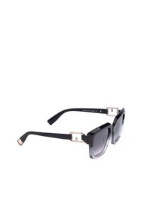 Lunettes de soleil à monture carrée noire avec verres dégradés foncés et charnières métalliques argentées sur les branches, vues de profil.