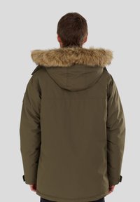 Parka verde oliva con cappuccio rifinito in pelliccia, presenta un design imbottito, una consistenza calda e polsini regolabili, vista da dietro.