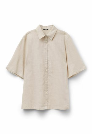 Camisa beige de manga corta con botones, cuello clásico y tela suelta con textura ligera.