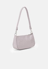 Fioletowa torebka z tłoczeniem imitującym skórę krokodyla, z jedną regulowaną rączką i srebrnymi okuciami, wyposażona w zamek błyskawiczny i o usztywnionej konstrukcji.