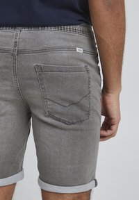 11 Project PRBARNE REGULAR FIT - Džinsa auduma šorti - denim grey