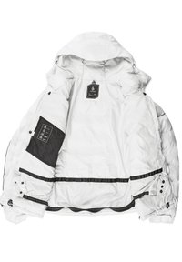 Witte pufferjas met capuchon, voorzien van zwarte accenten, getextureerd met een stikselpatroon en een binnenzak van mesh. Labels zichtbaar aan de binnenkant.