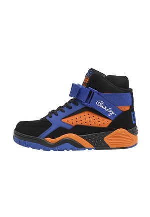 Chaussure de basketball montante en noir, bleu et orange avec panneau latéral perforé et sangle bleue ajustable avec détail signature.