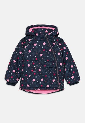 Veste enfant bleu marine avec motifs d’étoiles roses, fermeture éclair diagonale, rabat de poche avant, capuche et doublure rose à l’intérieur de la capuche et sur le bas.