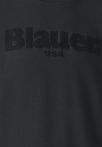 Černá mikina s texturovaným logem "Blauer" v tučném písmu a "USA" pod ním, s kulatým výstřihem a měkkým bavlněným materiálem.