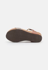 Copenhagen Shoes Sandali con plateau - gold-coloured