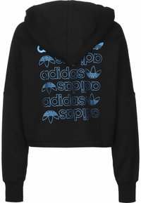 Svart kort hoodie i tyg med blåtryckt "adidas"-text och logotyper längs ryggen. Har en dragkedja i huvan och långa ärmar.