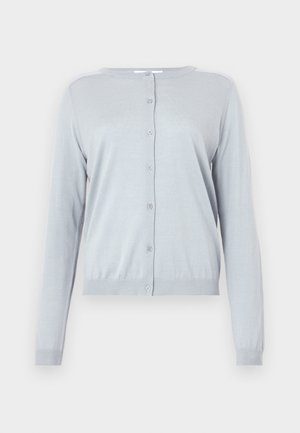 Cardigan en tricot gris clair avec des manches longues, un col rond et une fermeture à boutons sur le devant. Dispose de poignets et d'un ourlet côtelés. Tissu simple et texturé.