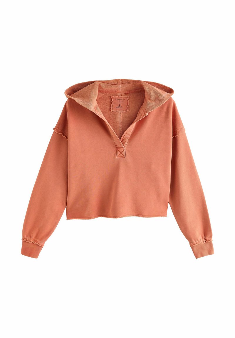 Pullover en coton corail avec une capuche, des manches longues et une coupe décontractée. Présente un col boutonné et des détails d'ourlet brut pour apporter de la texture.