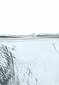 Silberner, metallischer Clutch mit strukturiertem Oberflächen, ausgestattet mit einem Reißverschluss und geprägtem "Gabor"-Logo auf der Vorderseite.