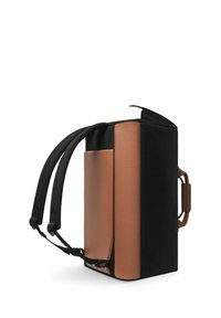 Sac à dos noir et beige avec des bretelles rembourrées, de forme rectangulaire, avec des accents en simili cuir texturé, une poche latérale extérieure et une poignée supérieure.