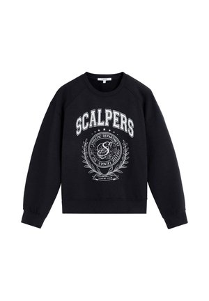 Sudadera negra con estampado gráfico blanco, que presenta "SCALPERS", un emblema circular y un diseño de laurel. Tejido texturizado con mangas largas.