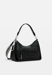 Schwarze Lederhandtasche mit geschwungener Form, Reißverschlussfach, strukturiertem Finish und einem dekorativen Trageriemen mit Nieten und weißen Akzenten.