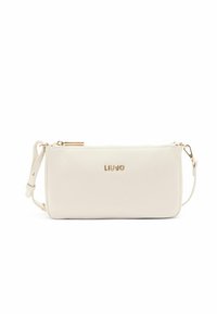 Pochette en cuir blanc texturé avec un logo doré. Elle dispose d'une fermeture éclair et d'une dragonne amovible pour des options de port polyvalentes.