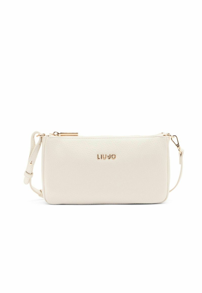 Pochette en cuir blanc texturé avec un logo doré. Elle dispose d'une fermeture éclair et d'une dragonne amovible pour des options de port polyvalentes.