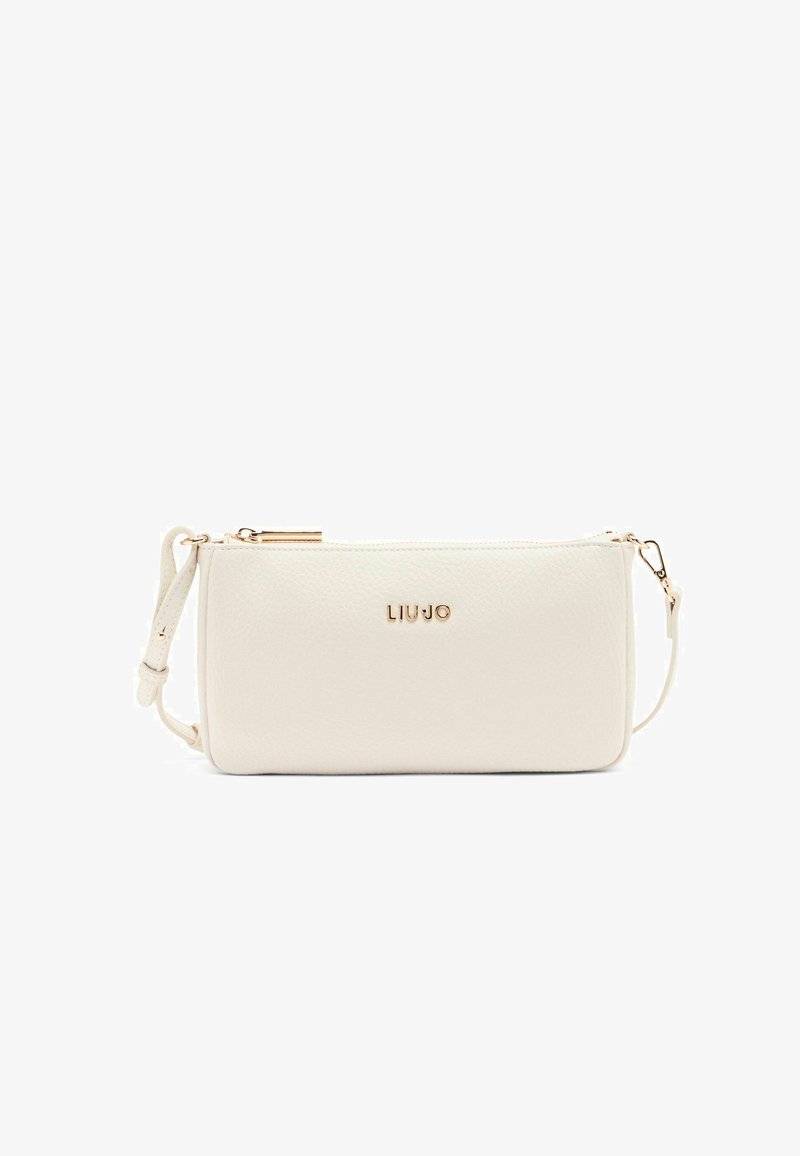 Pochette en cuir blanc texturé avec un logo doré. Elle dispose d'une fermeture éclair et d'une dragonne amovible pour des options de port polyvalentes.