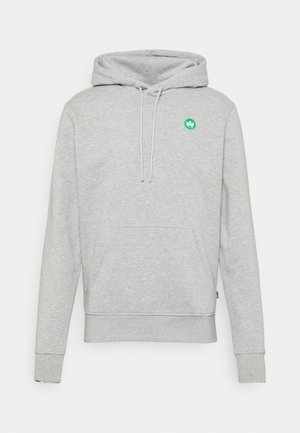 Grijze hoodie gemaakt van zachte stof, met een kangoeroezak, verstelbare trekkoordkap en een klein groen logo op de borst.