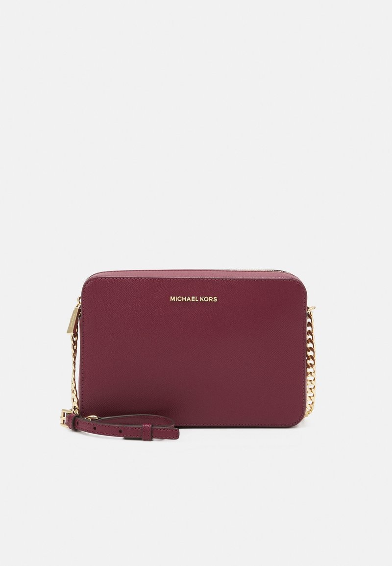 Burgundská kožená crossbody kabelka se zlatým řetízkem, s hladkou texturou a zlatým logem 'MICHAEL KORS' na přední straně.